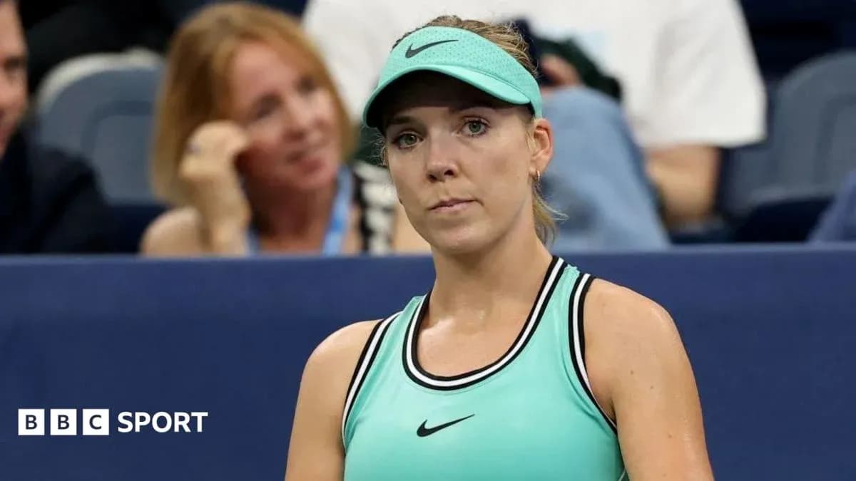 Joueuse de tennis en tenue verte sur le court Joueuse de tennis en tenue verte sur le court
