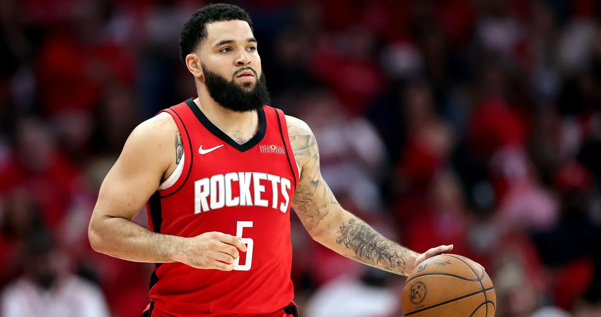 Joueur des Rockets dribblant le ballon sur le terrain Joueur des Rockets dribblant le ballon sur le terrain