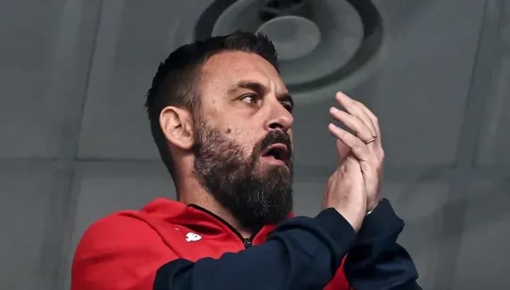Homme applaudissant depuis les tribunes d'un stade Homme applaudissant depuis les tribunes d'un stade