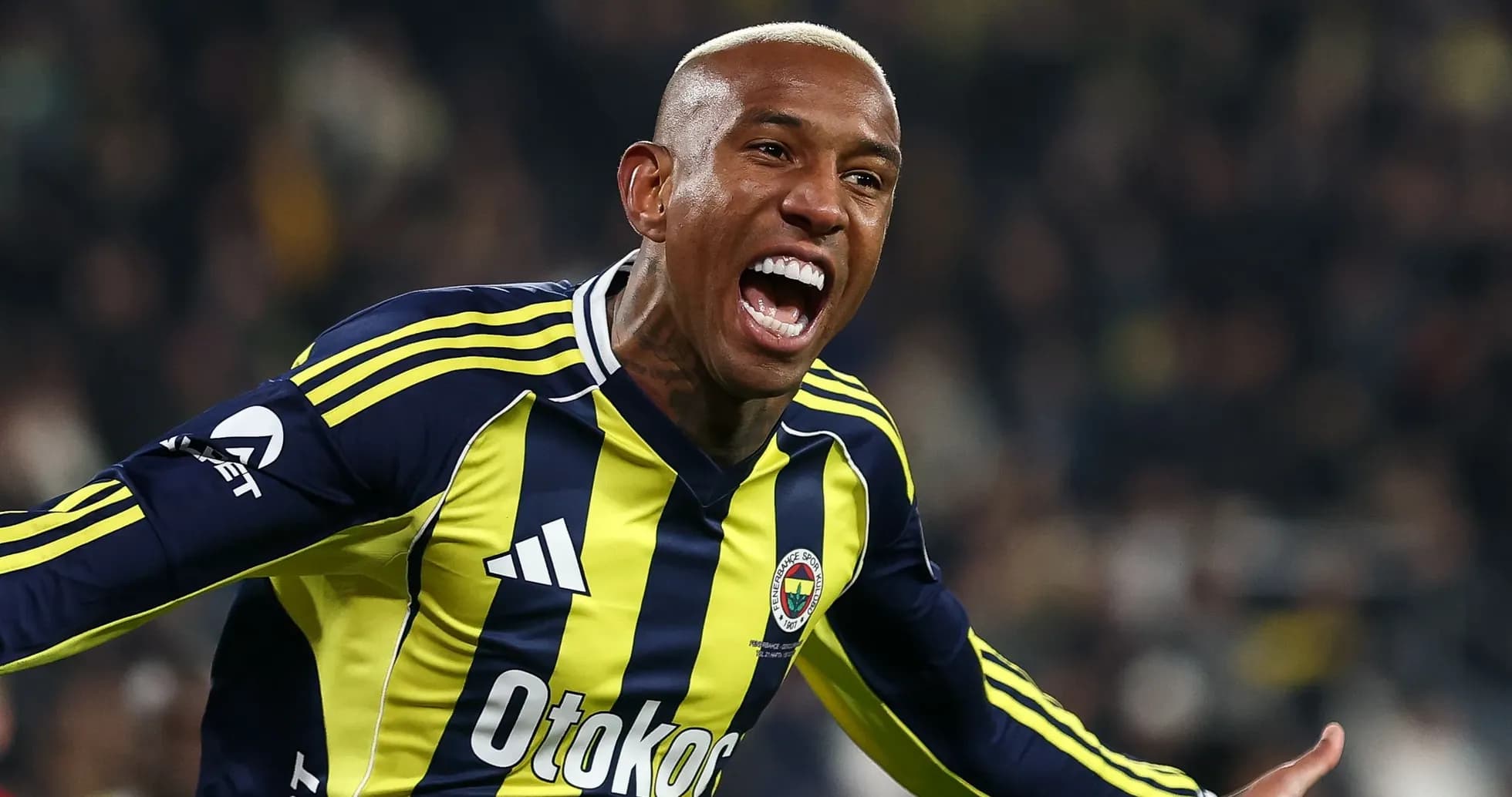 Joueur de Fenerbahçe célébrant un but Joueur de Fenerbahçe célébrant un but